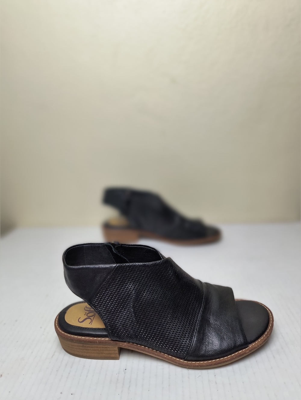 Sofft 7.5M Black Open-Toe Leather Mule Sandals - Picture 2 of 13